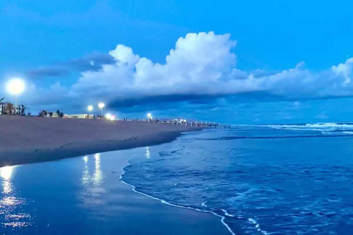 सेशेल्स Seychelles बेटे हिंद महासागरात स्थित 115 बेटांचा समूह आहे. इथे समुद्र हिरवागार असून सगळीकडे पांढरी वाळू आहे. येथील सम तापमानामुळे वर्षभर येथे लोक येत असतात. विशेषत: श्रीमंत भारतीय येथे फिरायला येतात. त्यासाठी या द्वीपसमूहातील मुख्य बेट असलेल्या माहेपर्यंत मुंबईहून थेट विमानसेवाही आहे. प्रतीकात्मक फोटो (ट्विटर)
