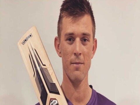 बिग बॅश लीगमध्ये (Big Bash League) सोमवारी प्रेक्षकांना मोठं शतक पाहायलाम मिळालं. बेन मॅकडरमेटने (Ben Mcdermott) धमाकेदार खेळी करत आपल्या टीमला विजय मिळवून दिला. 27 वर्षाच्या बेनने टी-20 क्रिकेटमधलं आपलं पहिलंच शतक झळकावलं.