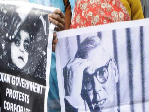 Bhopal Gas Tragedy, Union carbide : 37 वर्षे उलटून गेल्यानंतरही भोपाळ गॅस पीडितांना अद्याप न्याय मिळालेला नाही, हा मोठा प्रश्न आहे. याप्रकरणी संबंधित आरोपी वाचले. या घटनेतील मुख्य आरोपीला पोलिसांना हातही लावता आला नाही. युनियन कार्बाइडचे तत्कालीन प्रमुख वॉरन अँडरसन शिक्षेपासून बचावले. पीडितांचा संघर्ष अजूनही सुरूच असल्याची स्थिती आहे. त्यांना योग्य मोबदलाही मिळू शकला नाही.
