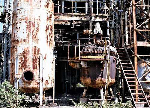 सूर्य उगवण्यापूर्वी काही तासांतच वाऱ्याच्या सोसाट्याने वायू आसपासच्या परिसरात पसरू लागला आणि रात्री शांतपणे झोपलेले लोक कायमचे झोपी गेले. विषारी वायूमुळे लोकांचा जीव जाण्यास सरासरी तीन मिनिटे लागली. सकाळपर्यंत विषारी वायू आपली व्याप्ती वाढवत राहिला आणि बघता बघता हजारो लोक मरण पावले. याचा सर्वाधिक फटका कारखान्याजवळील झोपडपट्टीला बसला.