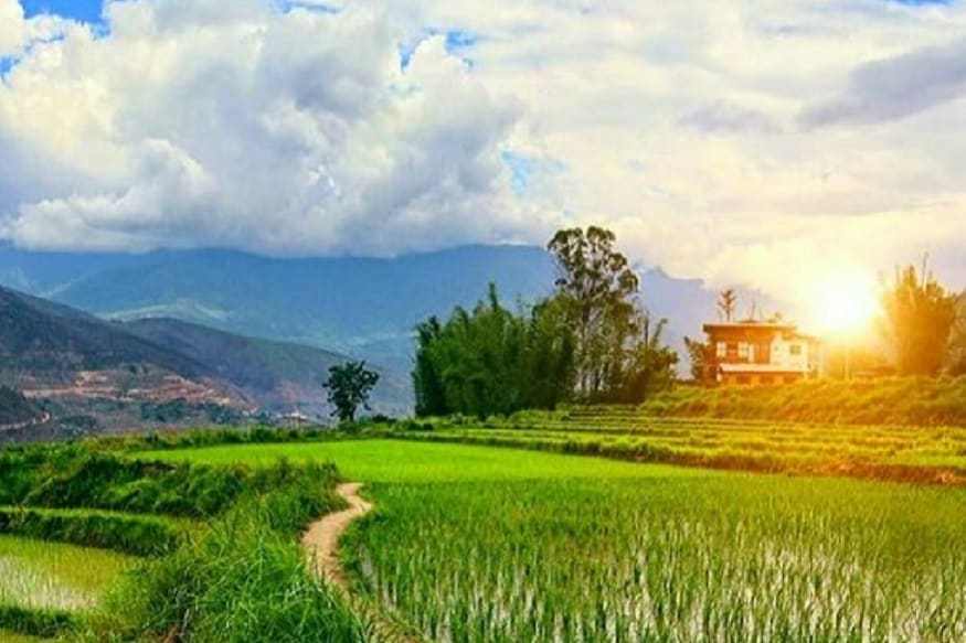 बराच काळ हा देश अलिप्त राहिला आहे. 1970 मध्ये प्रथमच परदेशी पर्यटकांना येथे येण्याची परवानगी देण्यात आली होती. आताही अधिकारी परकीय प्रभावावर बारीक नजर ठेवतात.
