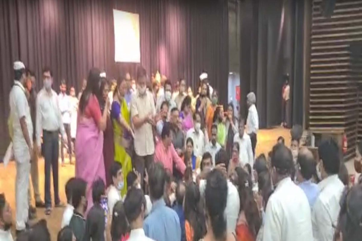 BREAKING : मुंबई पालिकेत राडा, भाजप-सेनेचे नगरसेवक भिडले