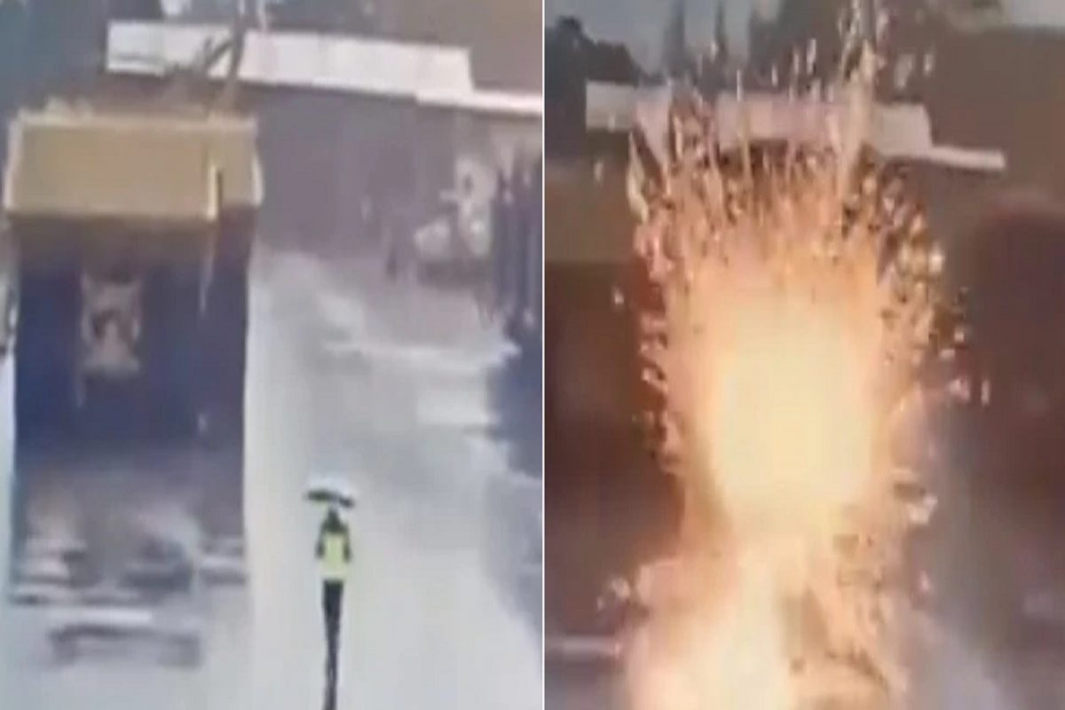 ...अन् चालता चालता बॉम्बसारखी फुटली व्यक्ती; भयंकर दुर्घटनेचा LIVE VIDEO