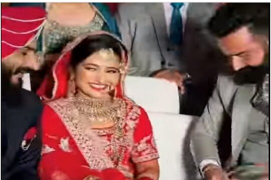 VIDEO - मित्रांनी नवरीबाईला दिलं असं Wedding gift; पाहताच नवरदेवाच्या चेहऱ्याचा रंगच उडाला