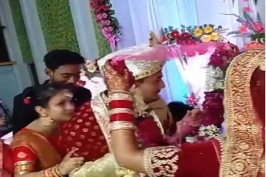 मित्रांचा प्रताप अन् नवरदेवाला नवरीबाईसमोर झुकवावी लागली मान; नेमकं काय घडलं पाहा VIDEO