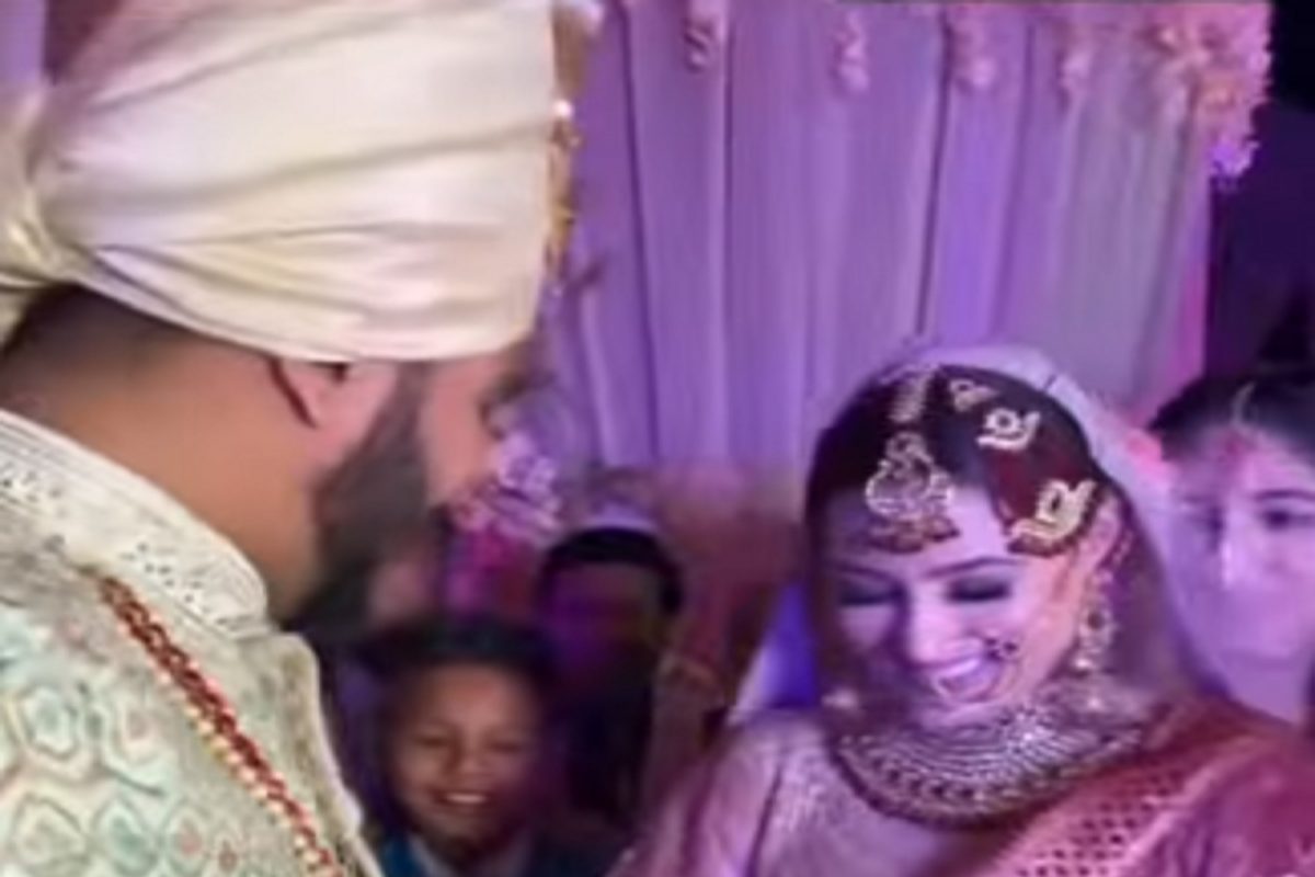 लग्नातच नवरदेवानं नवरीला असं Surprise Wedding gift; Video पाहून तरुणी म्हणतील, 'घो मला असला हवा गं बाई'