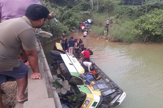 आंध्रप्रदेशमधील पश्चिम गोदावरी जिल्ह्यात अश्वरावपेटा ते जग्गारेड्डी गुडम दरम्यान असलेल्या मार्गावरुन जात असताना ही बस कालव्यात कोसळली.  