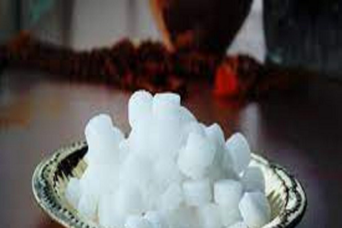 Camphor Benefit: पूजेसाठीचा कापूर आहे बहुगुणी, या शारीरिक समस्या काही दिवसात होतील गायब