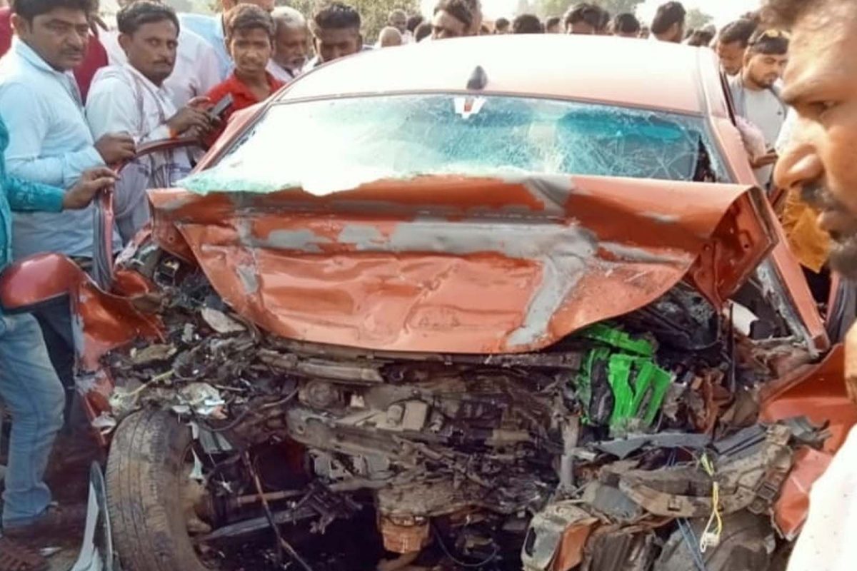 बस स्थानकापासून अगदी काही अंतरावरच ओव्हरटेक करत असताना या दोन्ही गाड्या समोरासमोर धडकल्या