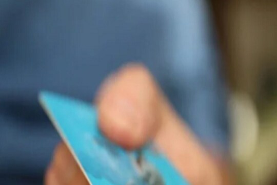 Secured आणि Unsecured क्रेडिट कार्डमध्ये फरक काय? कोणतं कार्ड ठरेल फायदेशीर?