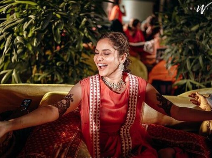 शेअर केलेल्या फोटोंमध्ये आपली मराठीमोळी नवरी अंकिता फारच आनंदी दिसून येत होती. ती प्रत्येक क्षण मोठ्या उत्साहाने एन्जॉय करताना दिसून येत आहे. 