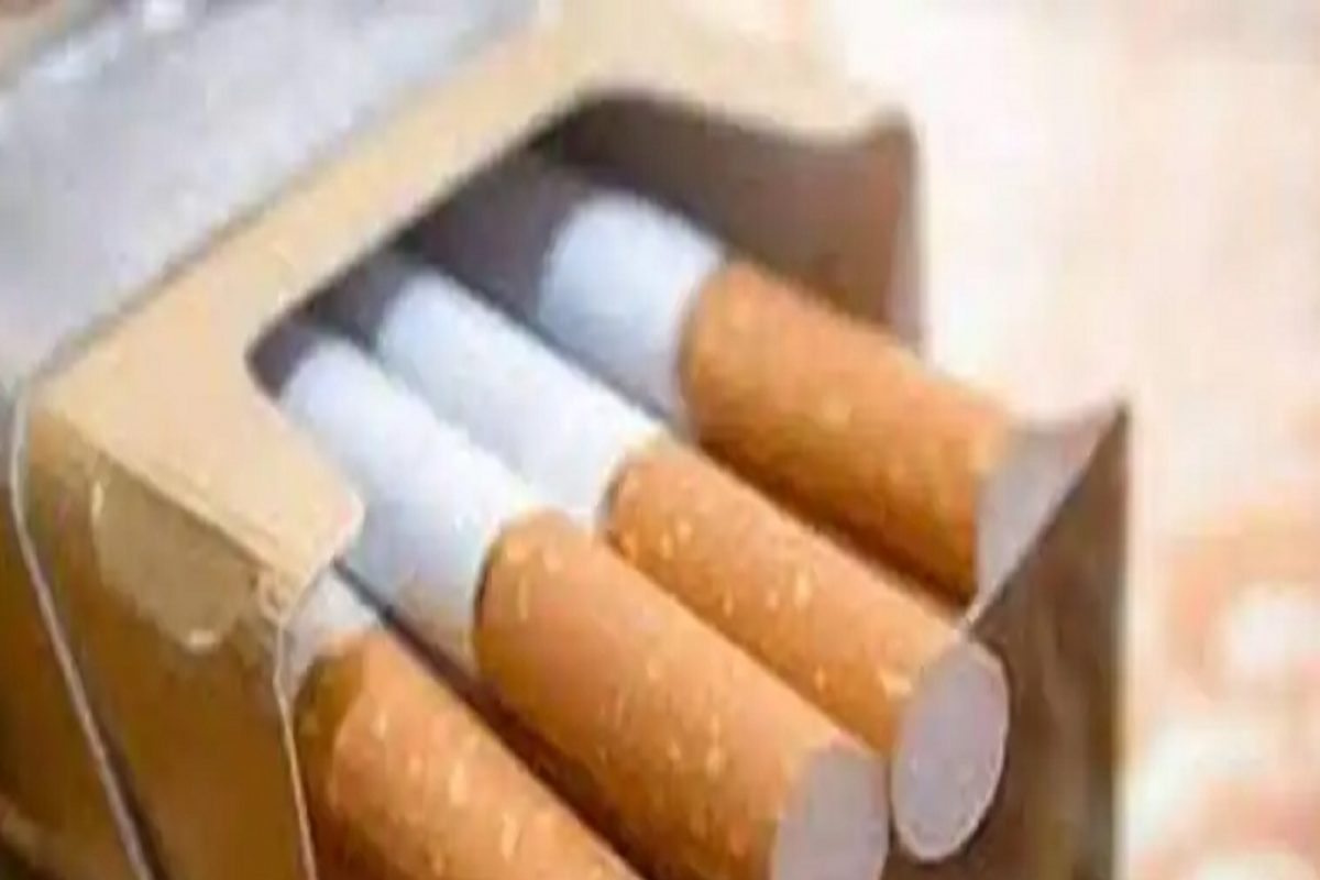 मीडिया रिपोर्ट्सनुसार, सिगारेट ओढल्याने हाडे कमजोर होतात. तुम्हीही सिगारेट ओढत असाल तर तुम्हाला ही सवय सोडावी लागेल.