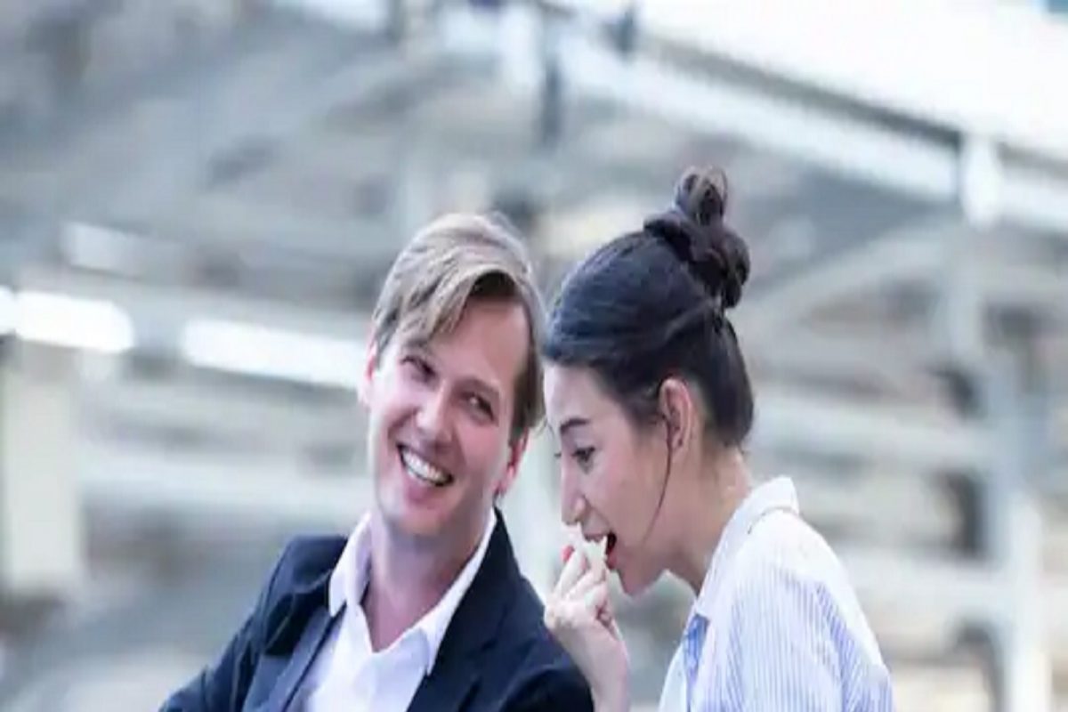 ज्याच्यासोबत करत होती काम तो तर...; सहकर्मचाऱ्याचं सत्य ऐकताच हादरली महिला