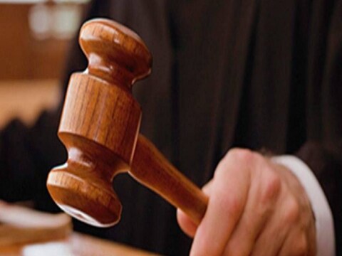 कोर्टाने आपल्याला शिक्षा दिली, तर आपणही कोर्टाचा बदला घ्यायचा असा विचार एका चोरट्याने केला. काही दिवसांनी जामिनावर सुटल्यावर त्याने थेट कोर्टातच चोरी केली.