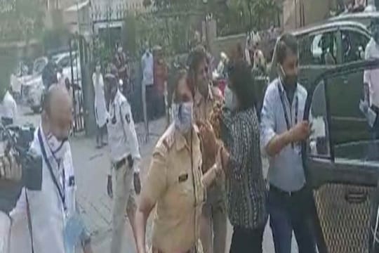 हिवाळी अधिवेशन सुरु असताना विधान भवनाबाहेर महिलेचा आत्मदहनाचा प्रयत्न