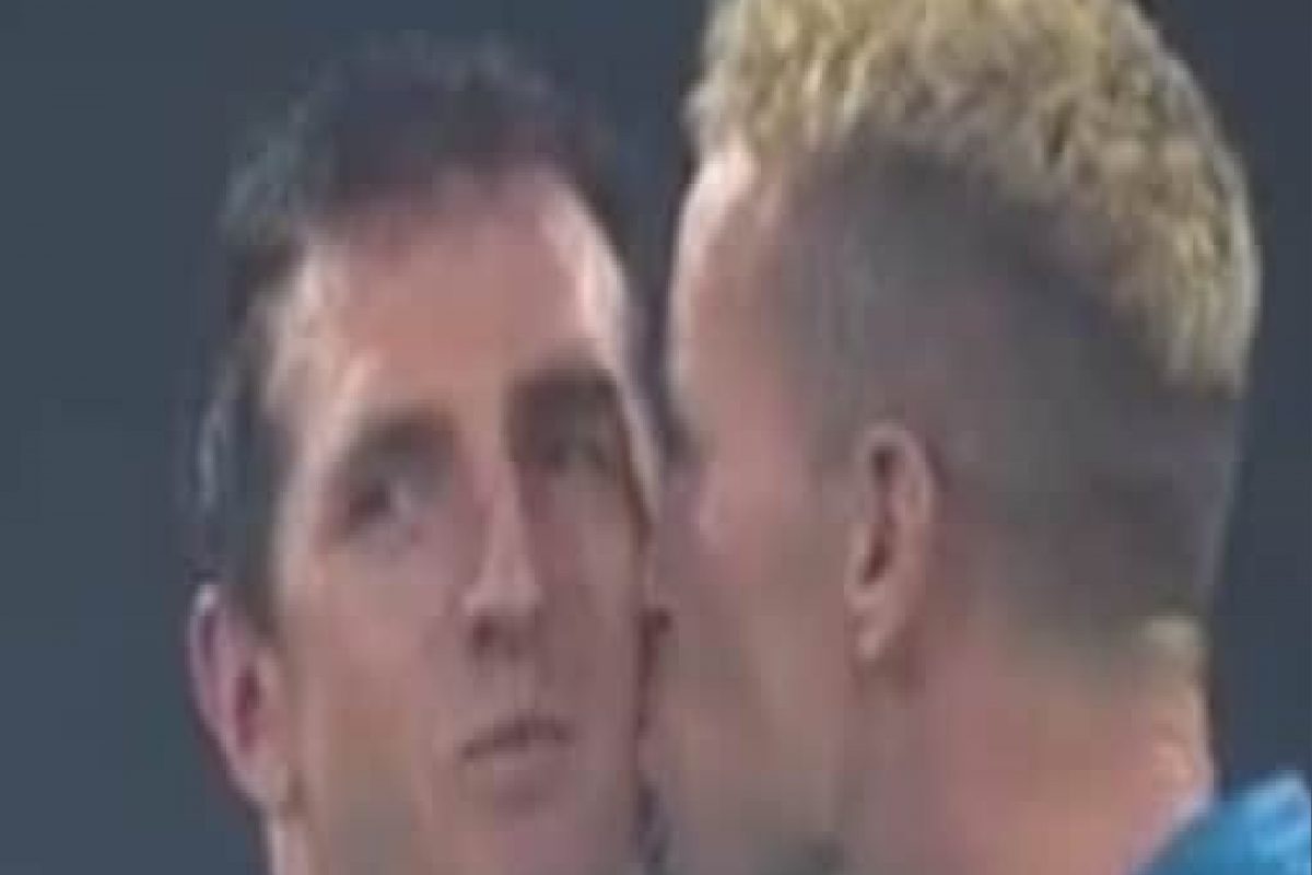 ऑस्ट्रेलियन खेळाडूनं भर मैदानात केलं सहकाऱ्याला KISS, पाहा VIDEO