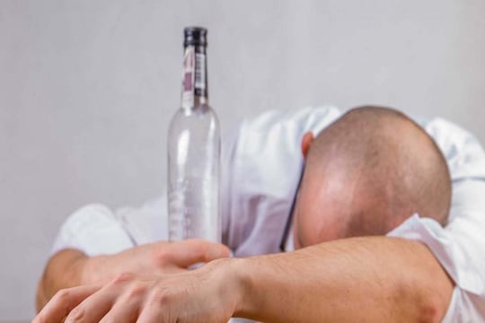 दारू प्यायल्यावर हँगओव्हर का होतं? शरिरामध्ये काय होतात बदल!