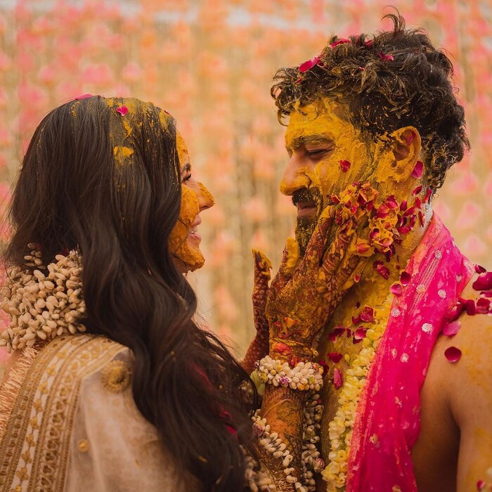 कतरिना कैफने इन्स्टाग्राम अकाऊंटवर चार फोटो शेअर केले आहेत, ज्यामध्ये या नव्या नात्याच्या सुरुवातीबद्दल दोघांच्या चेहऱ्यावर आनंद स्पष्टपणे दिसत आहे. हळदीच्या रंगाने दोघेही प्रेमाच्या रंगात रंगलेले दिसतात. हळदी समारंभात विक्की कौशल आणि कतरिना कैफ यांच्यातील प्रेम दिसत होते. कतरिना विकीच्या गालावर हळद लावताना दिसली. फोटो क्रेडिट-@katrinakaif/Instagram