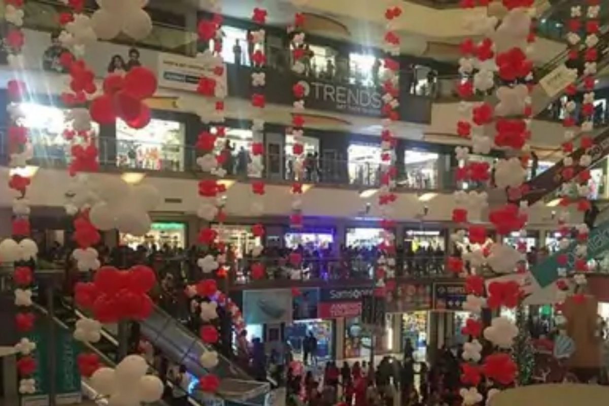 मॉलमध्ये सेल्फी घेत होता तरुण; दुसऱ्या मजल्यावरुन खाली कोसळल्याने जागीच मृत्यू