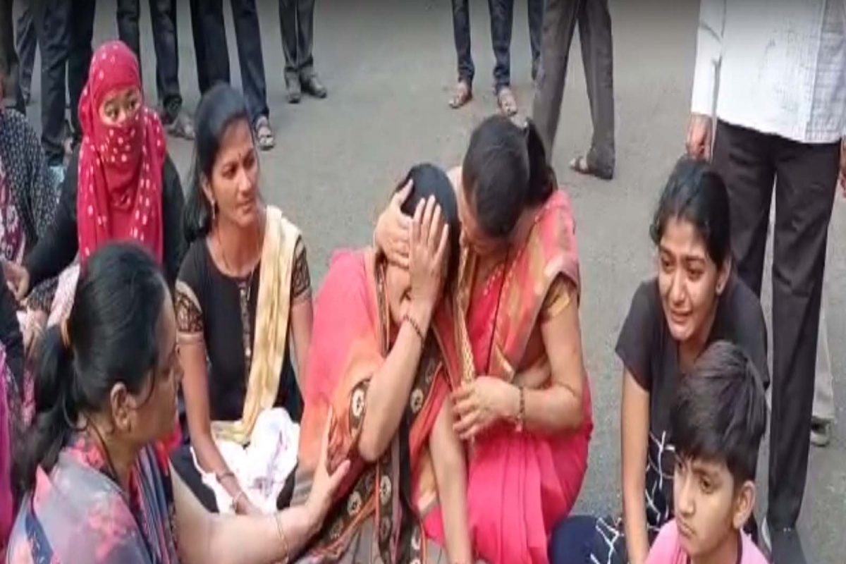 संजय सोनवणे यांच्या निधनामुळे एकच खळबळ उडाली. संतप्त कर्मचार्यांनी मृत कर्मचाऱ्याचा मृतदेह विभागीय नियंत्रण कार्यालयात आणला.