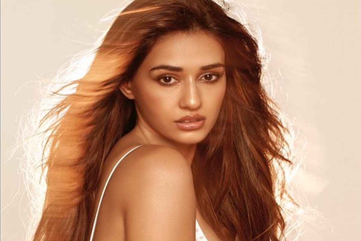 दिशा पटानीच्या रेड बिकिनी लुकने सोशल मीडियावर लावली आग!