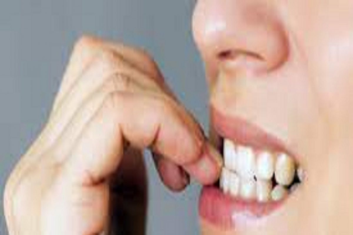 2. नखं चावणं - तुम्ही असे अनेक लोक पाहिले असतील ज्यांना नखं चावण्याची सवय असते. असे म्हणतात की जे लोक नखे चावतात त्यांना डोळ्यांच्या समस्यांना सामोरे जावे लागते.