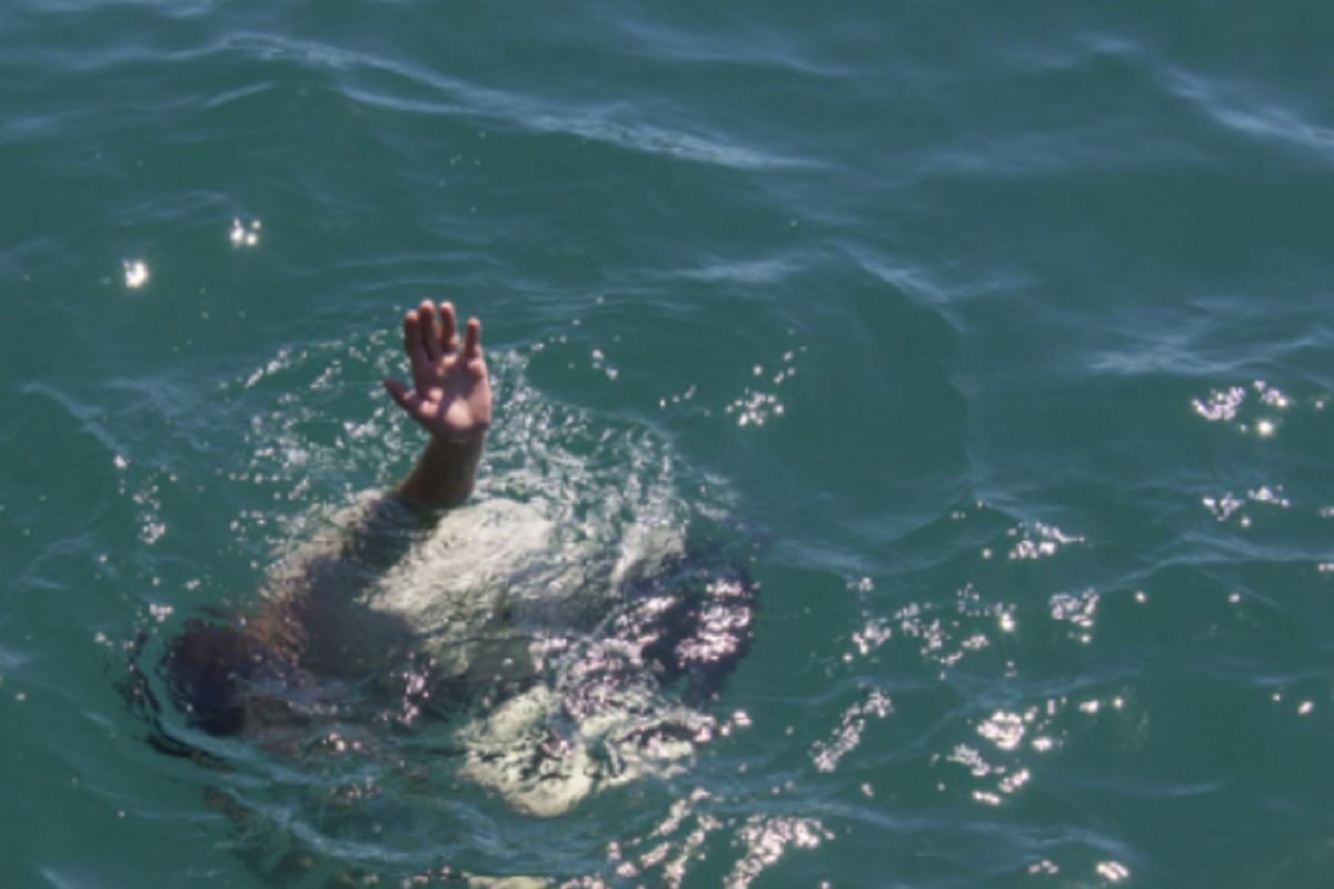 देसले पाड्यातील पोलीस पाटील सुरेश गायकवाड हे आपली पत्नी मीरा गायकवाड आणि सुनेसह दगड खाणीतील पाणवठ्यावर कपडे धुण्यासाठी आले होते.