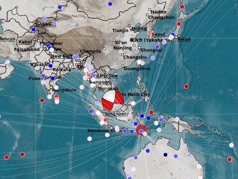 Earthquake in Indonesia: आज सकाळी इंडोनेशियातील पूर्व नुसा टेंगारा भागात 7.3 रिश्टर स्केलचा भूकंप झाला आहे. या भूकंपानंतर  इंडोनेशियामध्ये त्सुनामीचा (Tsunami alert in Indonesia) इशारा देण्यात आला आहे.