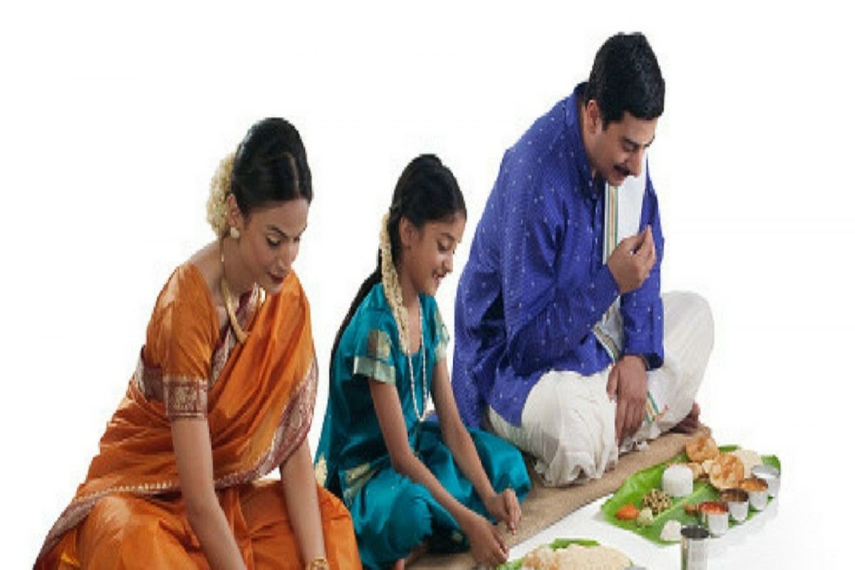 Sitting on the Floor while Eating: जमिनीवर बसून जेवल्यामुळे आरोग्याला होतात इतके फायदे, वाचा जेवण्याची योग्य पद्धत