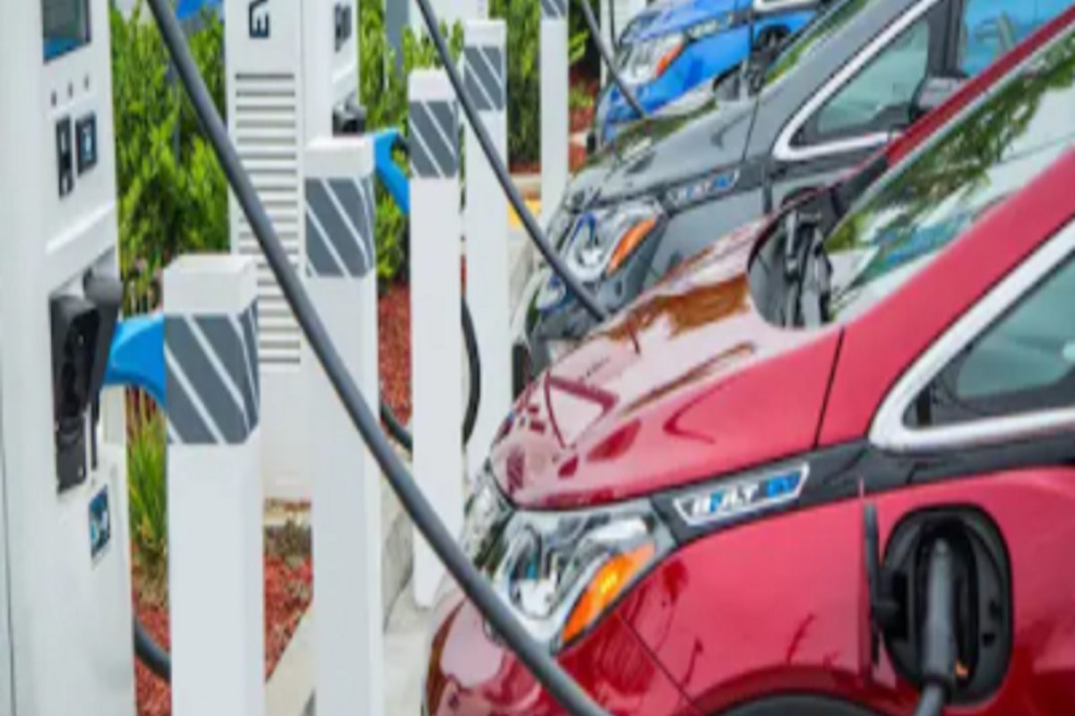 टेन्शन कमी होणार; आता पेट्रोल पंपावरच मिळणार Electric Vehicles चार्जिंगची सुविधा