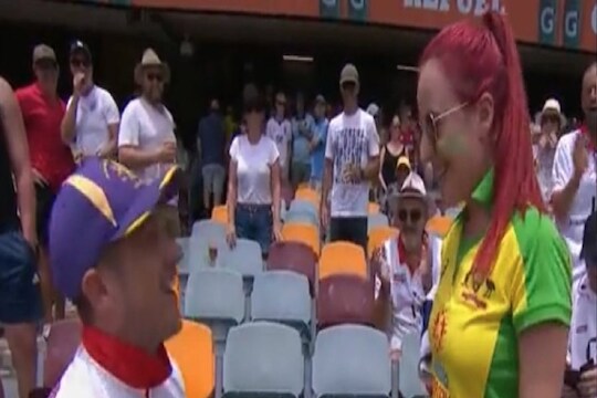 Ashes Series: इंग्लिश फॅननं ऑस्ट्रेलियन गर्लफ्रेंडला केलं मैदानात प्रपोज, पाहा VIDEO