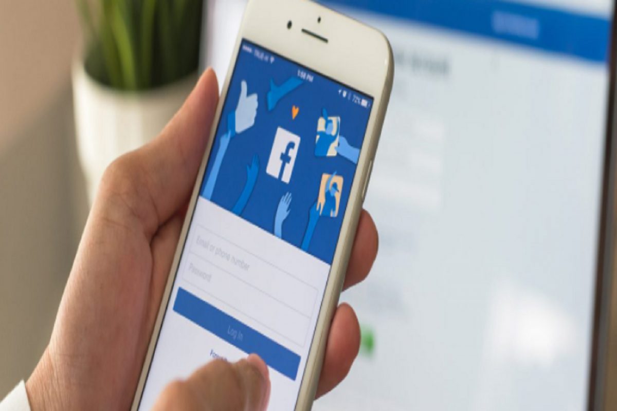 लपून-छपून कोण पाहतंय तुमचं Facebook Profile? असं तपासा