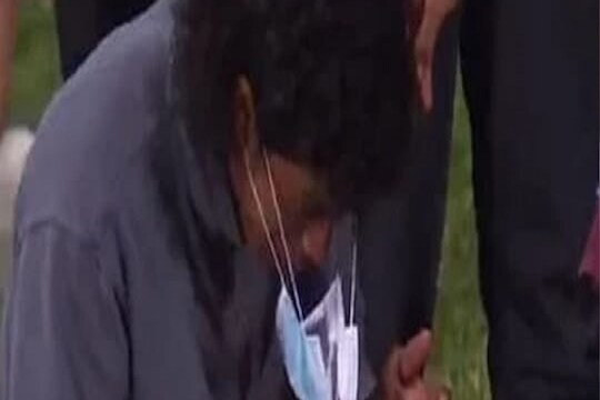 क्रिकेटच्या मैदानात मोठा अपघात, स्टेडियमधील प्रेक्षक बॉल लागल्यानं जखमी! VIDEO