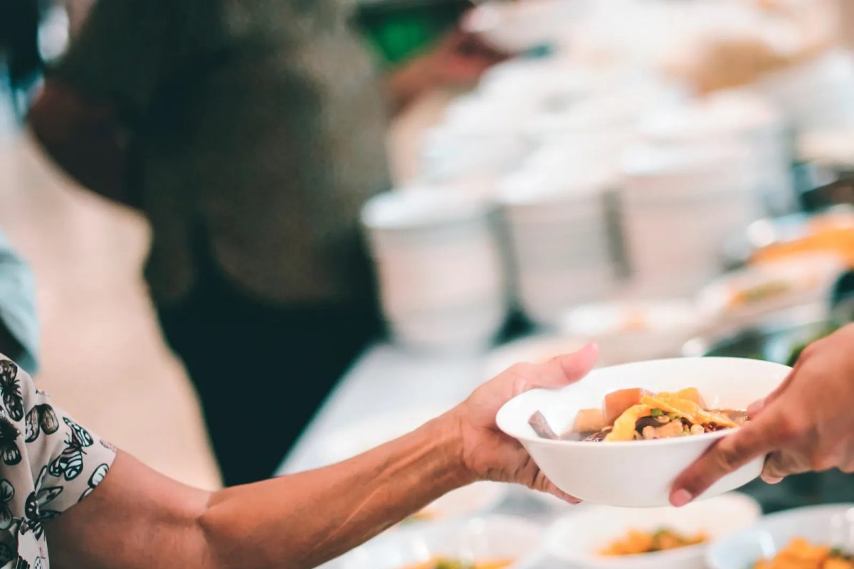 बापरे! हे काय आहे? Street food मध्ये महिलेला सापडलं असं काही की VIDEO पाहूनच थरकाप उडेल