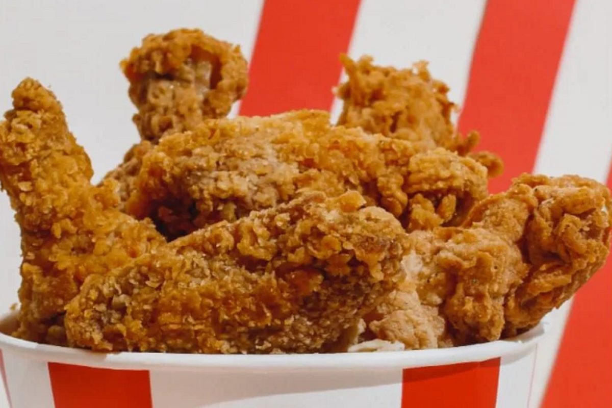 बापरे! KFC Hot Wings च्या डब्यात काय सापडलं पाहा; ग्राहकाने शेअर केला Shocking photo