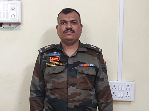 Crime in Nashik: नाशकातील स्कूल ऑफ आर्टिलरी (School of artillery) परिसरात लष्करी अधिकारी असल्याचं सांगून फिरणाऱ्या एका तोतया अधिकाऱ्याला पोलिसांनी अटक (Fake army officer arrested) केली आहे. 