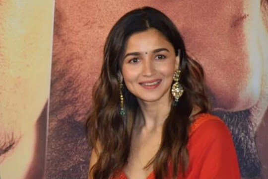 Video : आलिया भट्टला विचारलं  'R' तुझ्यासाठी लकी आहे का? लाजून अभिनेत्रीने दिलं असं उत्तर...