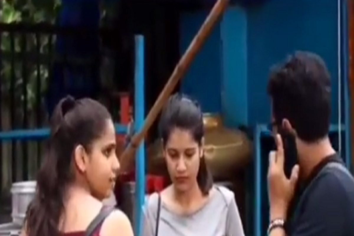 तरुणाने भररस्त्यात तरुणींना करायला लावलं असं काम; VIDEO पाहून तुम्हीही शॉक व्हाल