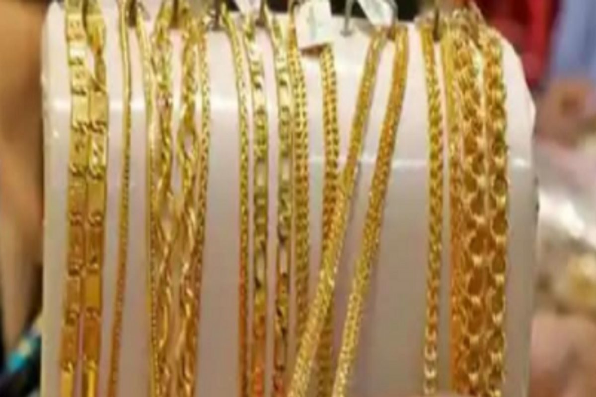 आज सकाळी राठोड नेहमीप्रमाणे स्कुटीच्या डिकीत सोन्याचे दागिने घेऊन दुकानाकडे आले.