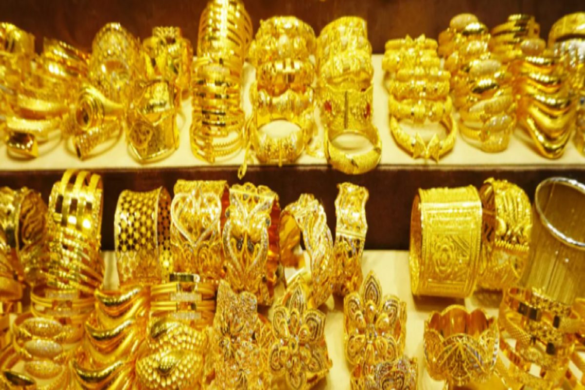 Gold Price Today : सोन्याच्या दरात वाढ तर चांदी स्वस्त; काय आहेत नवे दर?