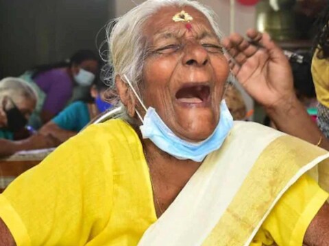 शिक्षणाला वय नसतं असं म्हणतात, हेच सिद्ध केलंय केरळ येथील 104 वर्षांच्या आज्जींनी. त्यांच्या या कामगिरीने सगळ्यांनाच थक्क केलं आहे. कोट्टायमच्या (kottayam) रहिवासी असलेल्या कुट्टीअम्माची चर्चा सगळीकडे सुरू असून, केरळच्या शिक्षणमंत्र्यांनी (Education Minister) त्यांचं अभिनंदन करून त्यांचा फोटो ट्विट केला आहे. 
