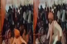 अरे याला आवरा! भरमंडपात उतावळा नवरा; लग्नविधी सुरू असतानाच काय केलं पाहा VIDEO अरे याला आवरा! भरमंडपात उतावळा नवरा; लग्नविधी सुरू असतानाच काय केलं पाहा VIDEO