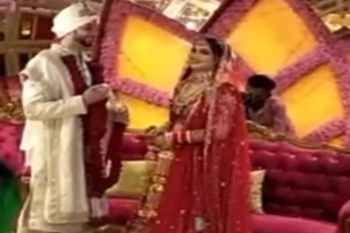 VIDEO - नवरदेवाचा नको तो हट्ट! लग्नमंडपातच सर्वांसमोर मागितलं असं काही नवरीबाईलाही लाज वाटली