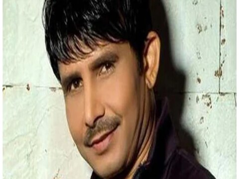 अभिनेता कमाल आर खान (Kamal R Khan) त्याच्या वादग्रस्त पोस्ट्समुळे खूप चर्चेत असतो. आता पुन्हा एकदा केआरकेने(KRK) एका लोकप्रिय बॉलिवूड अभिनेत्यावर निशाणा साधला आहे.यावेळी केआरकेने रणवीर सिंहच्या सिंह (Ranveer Singh) '83' चित्रपटावरून त्याच्यावर निशाणा साधला आहे. 