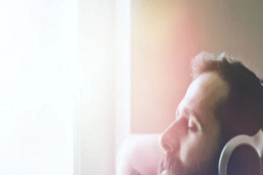 Earphones वर सतत मोठ्या आवाजात ऐकताय? बहिरेपणाचा धोका, WHO चा इशारा