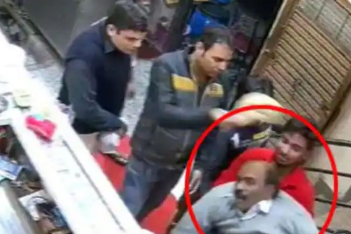 चालता-बोलताही जाऊ शकतो जीव? रेल्वे कर्मचाऱ्याच्या मृत्यूचा VIDEO पाहून हादराल!