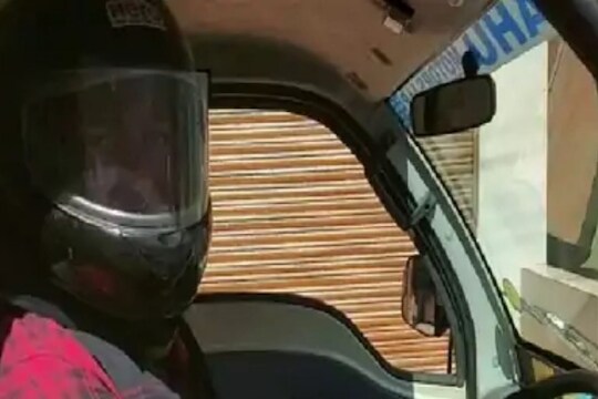 आरारा! याला म्हणतात ट्रॅफिक पोलिसांची दहशत; कारमध्येही हेल्मेट घालतात चालक
