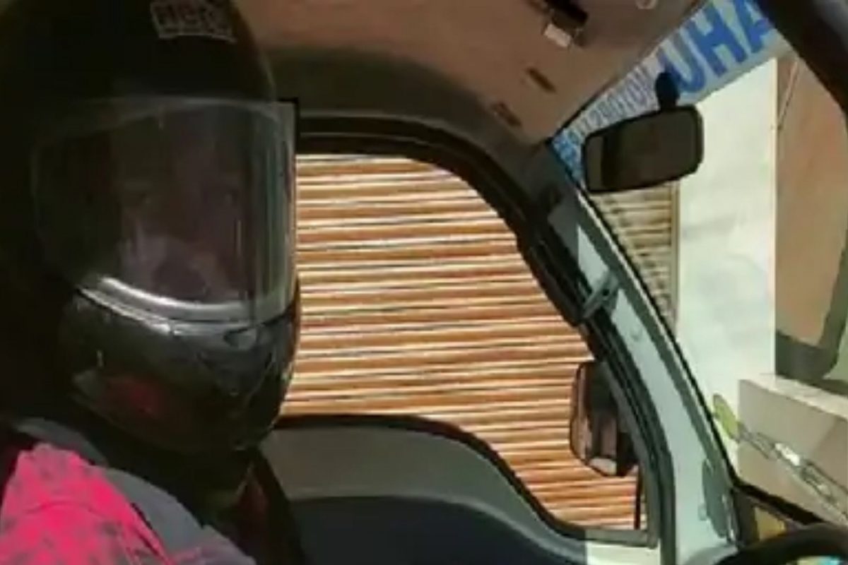 आरारा! याला म्हणतात ट्रॅफिक पोलिसांची दहशत; कारमध्येही हेल्मेट घालतात चालक