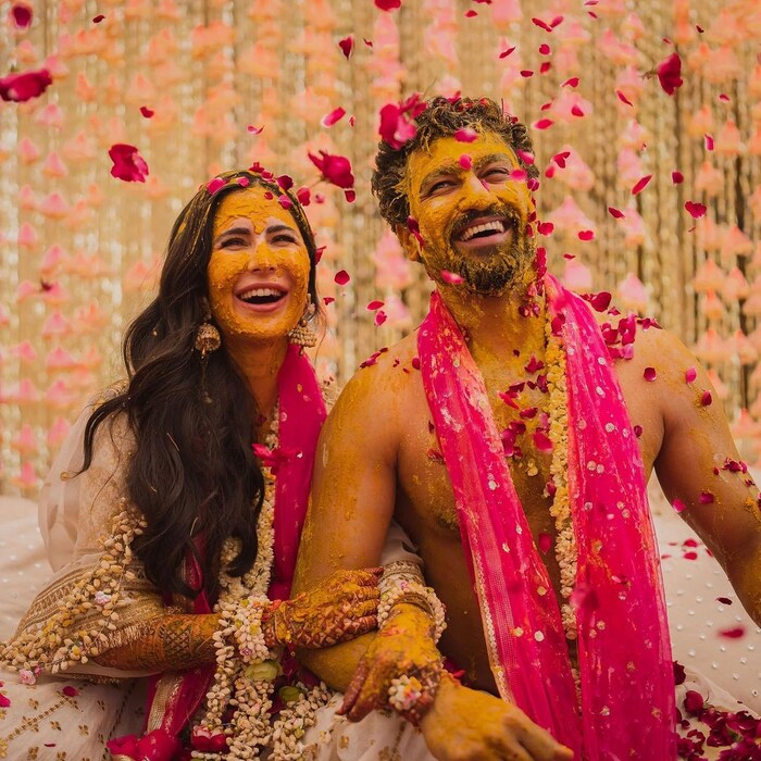विकी कौशलने त्याच्या अधिकृत इन्स्टा हँडलवर त्याच्या हळदी समारंभाचा फोटो शेअर केला आहे. त्याने कतरिनासारखे चार फोटो एकत्र शेअर केले आहेत. पहिल्या फोटोत कतरिना विकीच्या हातात हात घेऊन बसली आहे, दोघांच्याही चेहऱ्यांना आयुष्यभरासाठी प्रेमाची हळद लागलेली दिसत आहे. फोटो क्रेडिट-@vickykaushal09/Instagram