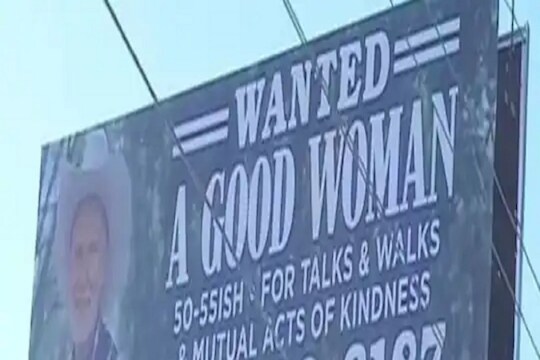 2 लग्न, 5 मुलं तरी म्हणे अजून सापडली नाही परफेक्ट लाइफ पार्टनर; 66 वर्षांच्या आजोबांनी तिच्यासाठी रस्त्यावरच लावलं होर्डिंग